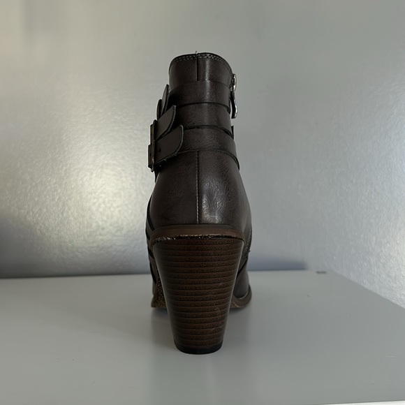 Journee Collection, grey leather boots, 3.5 inch heels, women’s size 10 - Picture 3 of 5